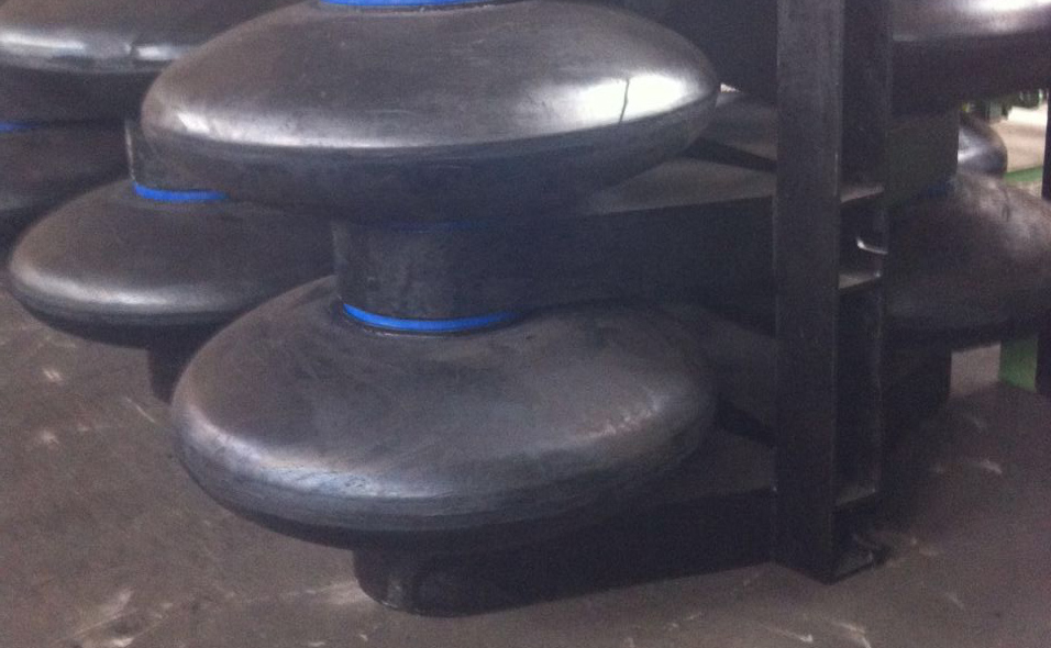 轉(zhuǎn)動(dòng)型護(hù)舷